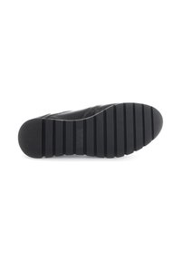Zwarte sneaker met een gemetalliseerde rubberen zool met horizontale groeven en een gladde, gestroomlijnde bovenkant. Subtiele branding op de zool.