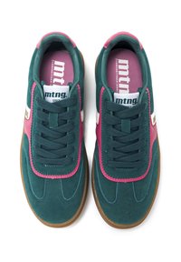 Baskets en daim teal avec des accents roses, design à lacets et semelle en gomme texturée. Présente un logo sur la languette et une semelle intérieure rembourrée.
