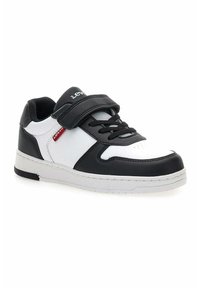 Scarpa da ginnastica bianca e nera con una texture liscia simile alla pelle, caratterizzata da una fascia in Velcro, un design con lacci e un collo imbottito.