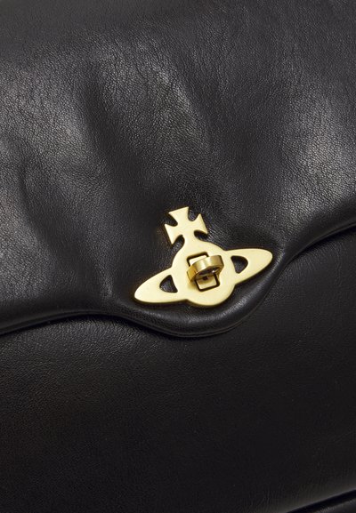 Bolsa de mão em pele preta com uma superfície texturizada e um fecho em tom dourado com um design emblema único. Bordas suaves e curvas.