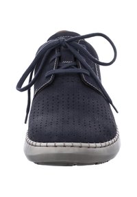 Námořnické modré perforované semišové šněrovací boty s kontrastním bílým prošíváním a texturovanou gumovou podrážkou. Mají kulatou špičku a klasický design.