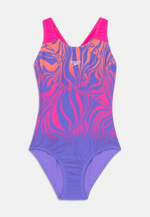 Maillots de bain une pièce en violet avec un motif abstrait vibrant en rose et orange. Doté de bretelles larges et d'un tissu lisse et extensible.