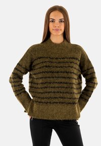 Maglione a righe verde oliva realizzato in materiale morbido. Presenta bold righe nere, colletto alto e fit rilassato con spacchi laterali.