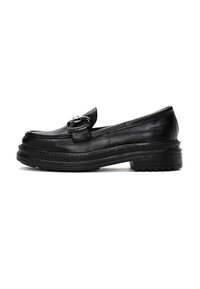 Mocasines de cuero negro con una suela plana cómoda, que presentan una hebilla decorativa de plata y detalles de costura a lo largo de los bordes.
