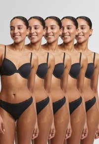 Ensemble de lingerie en dentelle noire avec soutien-gorge et culotte assortis. Tissu doux, conception de bonnet moulé, bretelles réglables, minimaliste et sans coutures.
