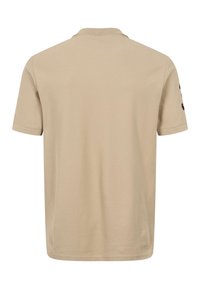 Polo beige à manches courtes vu de dos avec un col côtelé et un petit écusson brodé sur la manche droite.