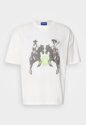 Witte katoenen t-shirt met een grafische print van twee ruiters op paarden, met in het midden een groene smiley. Losse pasvorm, korte mouwen.