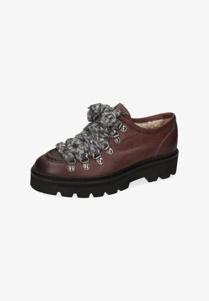 Braune Lederschuhe mit einem strukturierten grauen Strickakzent, gesichert durch silberne Hardware und einer robusten schwarzen Gummisohle. Gefüttertes Innenleben sichtbar.