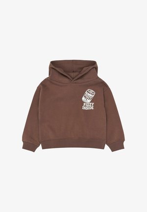 Sweat à capuche marron à manches longues avec un graphique blanc d'une canette de soda et le texte « Fizzy Inside » sur la poitrine.