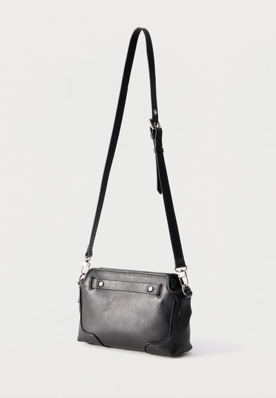 Μαύρο δερμάτινο τσαντάκι crossbody με ρυθμιζόμενο λουρί, κλείσιμο με φερμουάρ και διακοσμητικά μεταλλικά καρφιά στο εμπρόσθιο πάνελ.