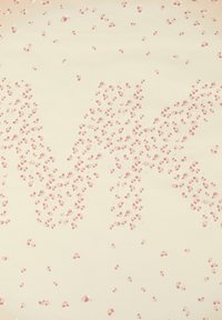 Gentagende blomster mønster i bløde lyserøde nuancer på en lys beige baggrund, der danner bogstaverne "M" og "K" med delikate blomster og former.