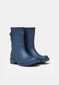Modré gumové dažďové topánky s hladkým povrchom, malým bočným prackou a masívnou podrážkou. Obsahujú logo na vonkajšej strane.