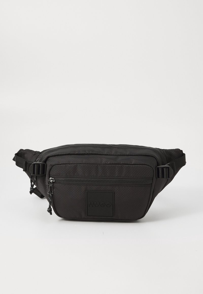 Sac banane noir texturé avec poche avant zippée, sangles latérales réglables et logo de marque embossé sur le panneau avant.