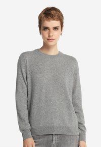 Szary sweter dzianinowy z okrągłym dekoltem i długimi rękawami. Posiada gładką strukturę i ściągacz na dole, zaprojektowany z myślą o luźnym kroju.