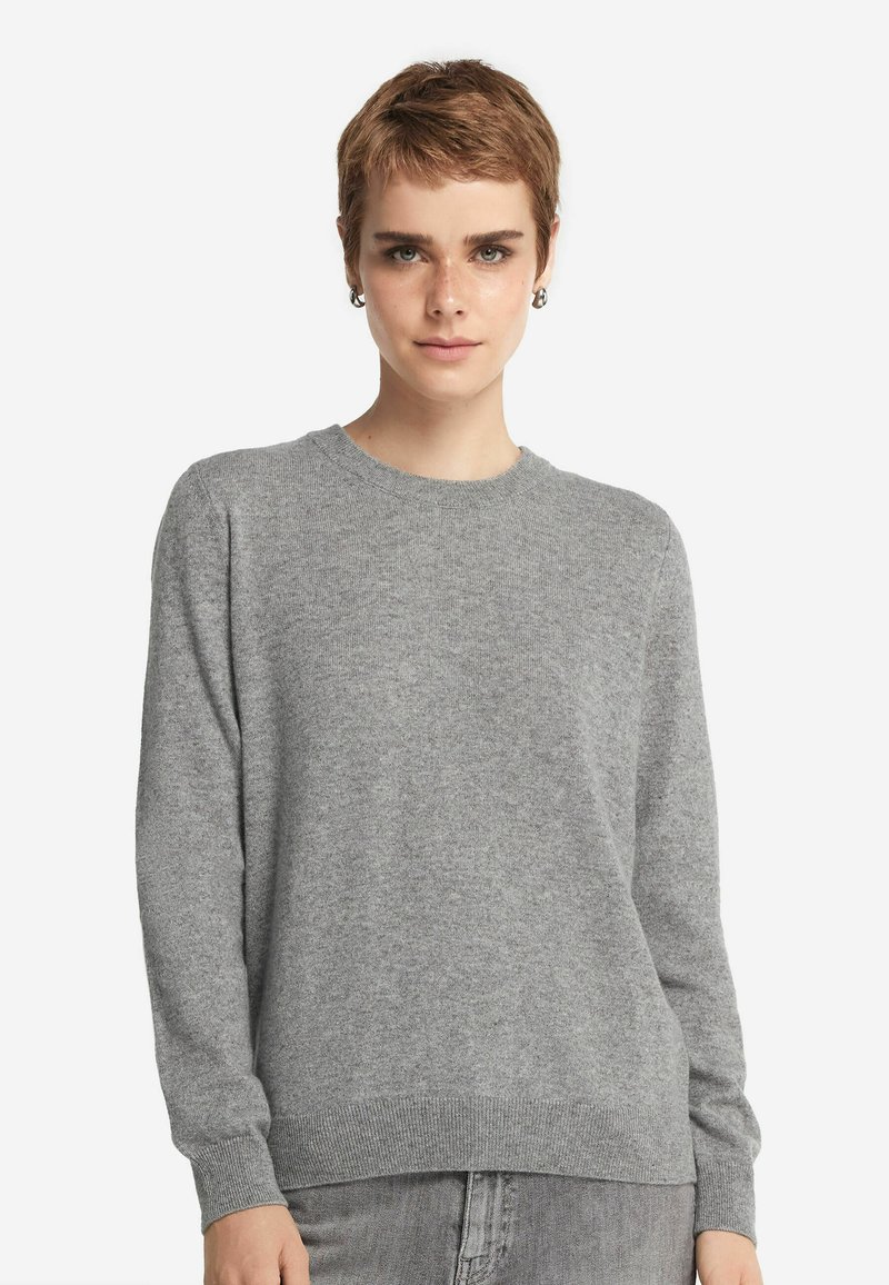 Szary sweter dzianinowy z okrągłym dekoltem i długimi rękawami. Posiada gładką strukturę i ściągacz na dole, zaprojektowany z myślą o luźnym kroju.