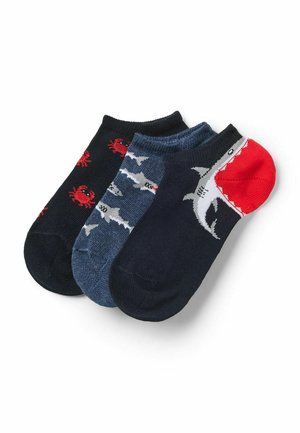 Trzy pary skarpetek do kostek z morskimi motywami: czarne z czerwonymi krabami, niebieskie z małymi rekinami oraz granatowe z dużym rekinem i czerwonym noskiem.