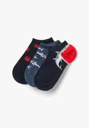 Drie paar enkelsokken met maritieme ontwerpen: zwart met rode krabben, blauw met kleine haaien en marineblauw met een grote haai en een rode teen.