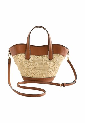 Barna bőrszegélyes, virágmintás szövött táska, dupla felső fogantyúval és állítható hosszú vállpánttal, fehér háttér előtt.
