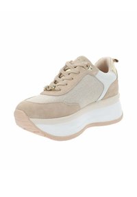 Baskets beige clair avec une tige en daim texturé, accents blancs et détails en métal doré. Semelle blanche épaisse avec une semelle en caoutchouc rose clair.