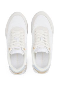 Fehér sneaker, steppelt felsőrésszel, fűzős kialakítással, arany kiegészítőkkel, világoskék saroktabbal és texturált talppal. Jellemzői a márkázott nyelv és talpbetét.