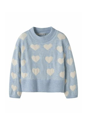 Pull bleu clair avec un ourlet et un col côtelés, orné de motifs de cœurs blancs sur toute la surface. Confectionné en tissu doux et texturé.