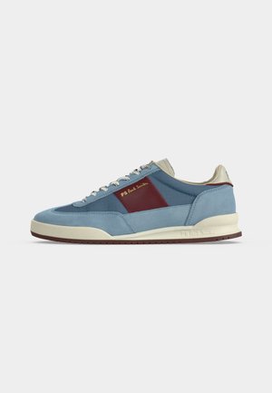 Baskets basses en daim bleu clair et tissu avec un panneau latéral marron, semelle crème, lacets blancs et marquage PS Paul Smith.