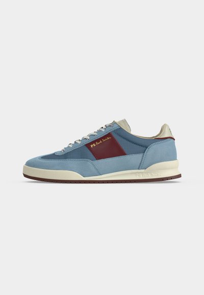 Παπούτσι τύπου sneaker χαμηλού ύψους από ανοικτό μπλε σουέντ και ύφασμα με μαρόν πλαϊνό πάνελ, κρεμ σόλα, λευκά κορδόνια και σήμανση PS Paul Smith.