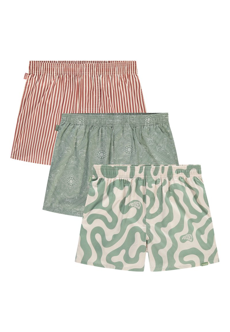 Trois paires de shorts pour hommes : le haut avec des rayures rouges et blanches, le milieu en paisley vert, le bas avec des motifs ondulés crème et vert, tous avec des ceintures élastiques.