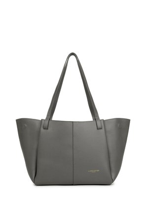 Sac fourre-tout en cuir gris avec deux bretelles et petit logo doré "Lancaster Paris" sur le devant, en bas à droite.