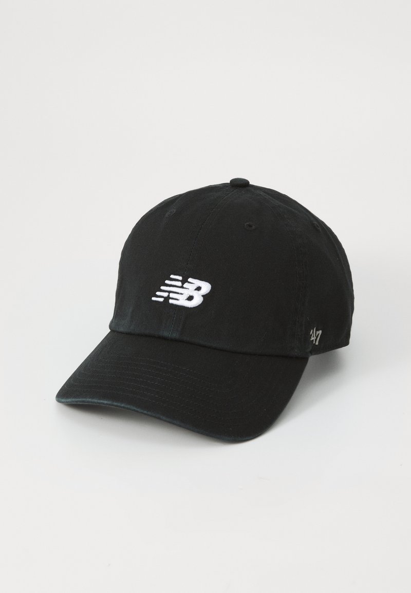 Cappellino da baseball in cotone nero con logo ricamato bianco e visiera curva; include occhielli per la ventilazione e una fascia regolabile.