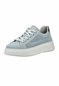 Baskets en daim bleu clair avec des côtés perforés, une semelle blanche épaisse, des lacets blancs et un détail métallique argenté au talon.