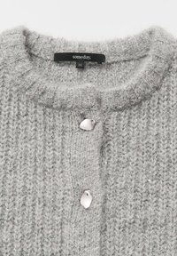 Maglione grigio a maglia con texture a coste, dotato di due bottoni argentati e collo rotondo. L'etichetta riporta "someday" taglia 36.