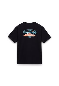 Sort bomulds T-shirt med et farverigt bjergmotiv, "Napapijri" branding og "1987" tekst på ryggen. Korte ærmer, rund hals.