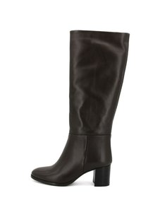 Stivale marrone in pelle alta fino al ginocchio con una texture liscia, punta arrotondata e tacco a blocco. Presenta cuciture minime e un design elegante.
