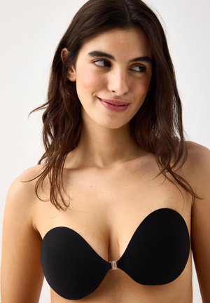 Zwarte strapless beha met gladde, gevormde cups, met een subtiele glans en een transparante kunststof sluiting in het midden. Zachte stoffen textuur.