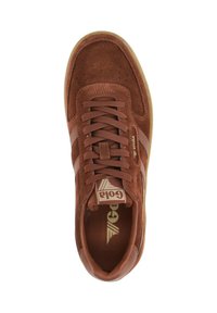 Braune Wildleder-Sneaker mit runder Spitze, Schnürdesign und einer Gummisohle. Markenlogo auf der Zunge und der Seite sichtbar.