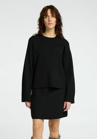 MIT RUNDHALSAUSSCHNITT - Vesta - black