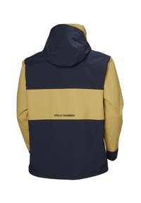 Nepromokavá bunda v žluté a námořnické barvě, s kapucí, kontrastními barevnými bloky a logem na zadní straně. Odolná, hladká textura.