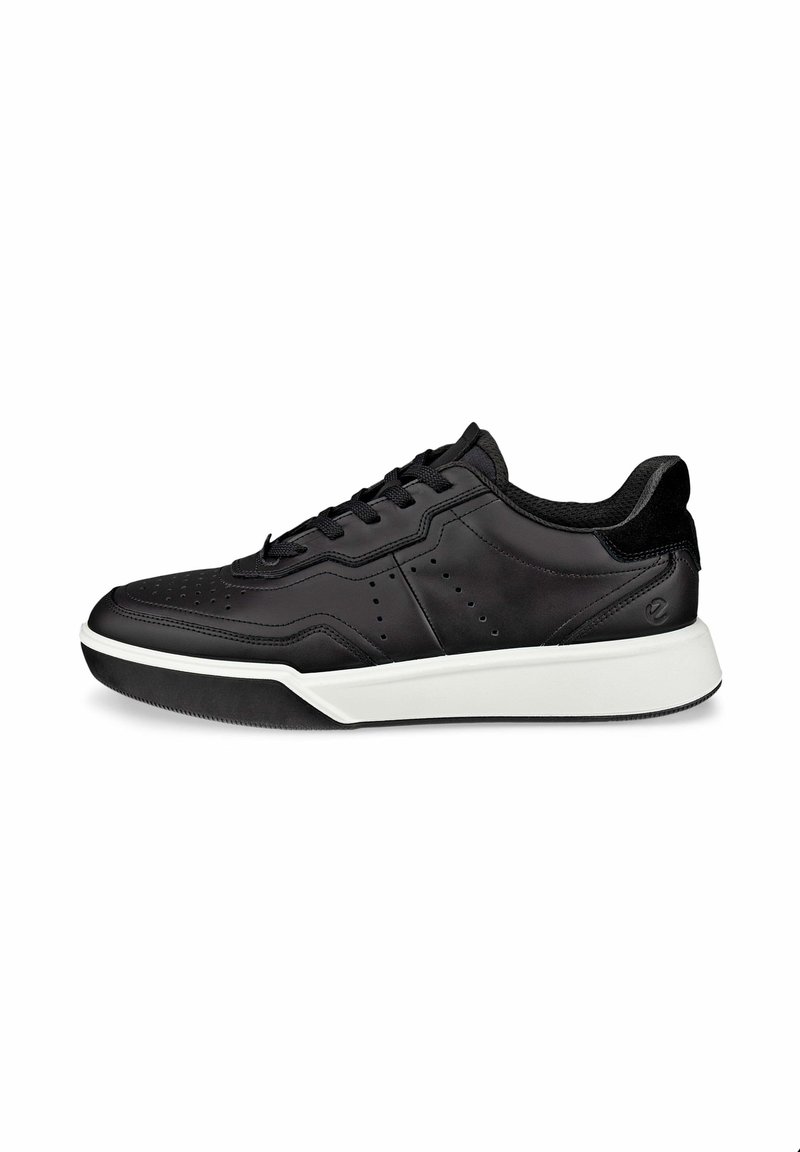 Sneaker in pelle nera con finitura liscia, punta arrotondata, suola in gomma bianca e lacci neri; presenta dettagli perforati e un accento sul tallone.