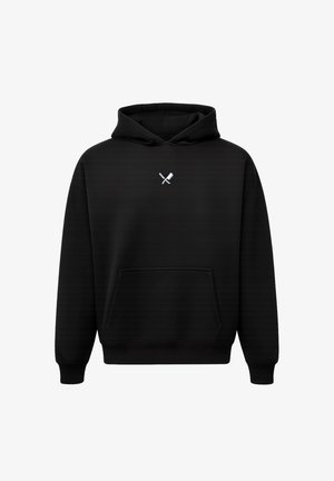 Zwarte hoodie van zachte stof, met een voorzak en een klein grafisch ontwerp van gekruiste messen in het wit op de borst.