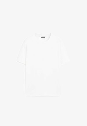 Biały bawełniany t-shirt z krótkimi rękawami, okrągłym dekoltem i prostym krojem. Gładka faktura bez widocznych wzorów czy akcentów.