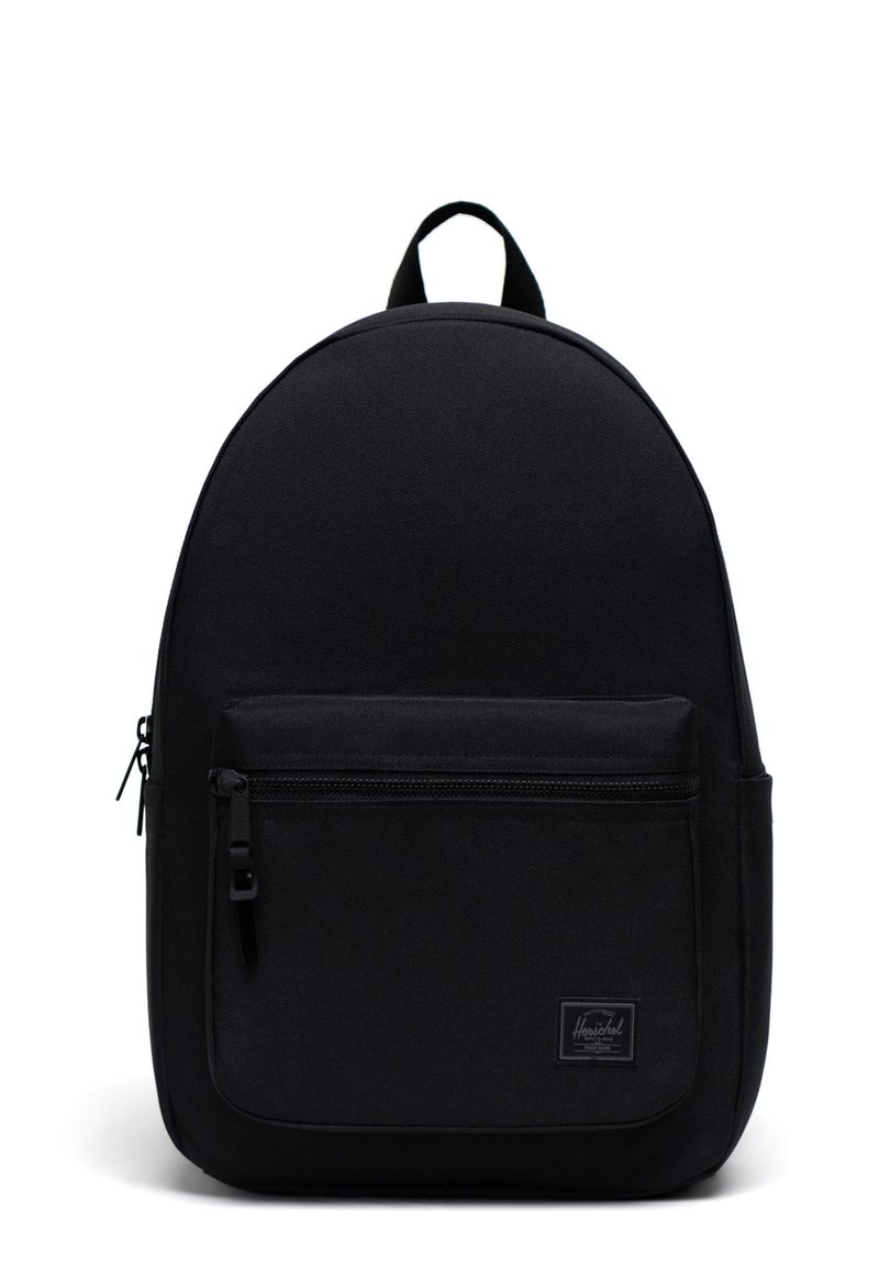 Schwarzer Stoff-Rucksack mit runder Form, Reißverschluss-Fronttasche und einem oberen Griff. Verfügt über ein Logoschild auf dem unteren Vorderpaneel.