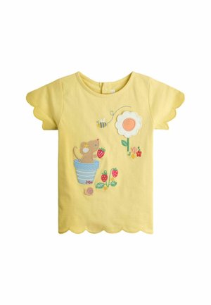 Gul småbarns T-shirt med bølget kant, der viser en mus i en blå potte, jordbær, en bi, en blomst og små farverige blomster.
