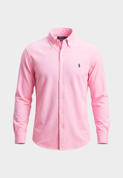 Lys rosa langermet skjorte med knapper og knapp ned-krage samt liten marineblå polo-spiller-logo på venstre bryst.