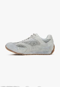Lichtgrijze suède sneaker met mesh accenten, een ronde neus, grijze veters en een gekorrelde gumrubberen zool. Heeft een logo aan de zijkant.
