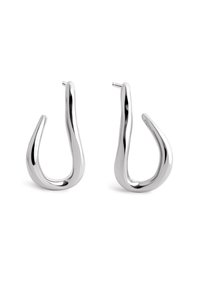 Pendientes de aro de plata con una forma fluida y orgánica y un acabado pulido. Presentan un diseño elegante que se afina hacia los extremos puntiagudos.