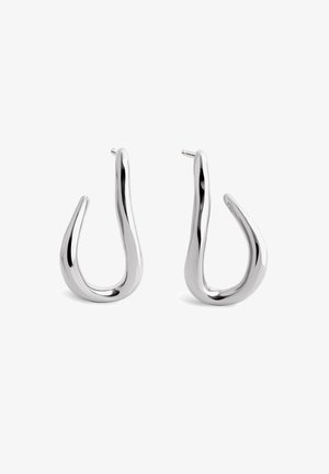 Strieborné kruhové náušnice s hladkým, organickým tvarom a lesklým povrchom. Majú elegantný dizajn, ktorý sa zužuje k špicatým koncom.