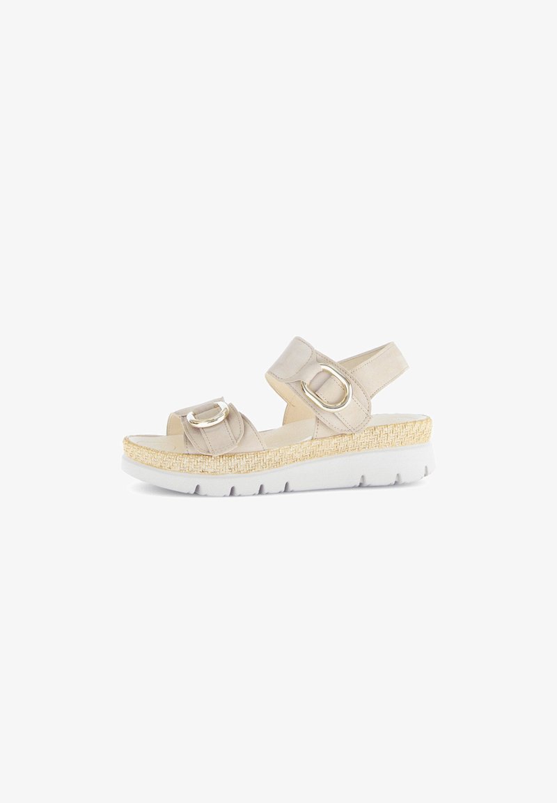 Beige sandalen met twee verstelbare banden, metalen gespen en geweven raffia details op de zool. Lichtgewicht witte zool met een gestructureerd oppervlak.