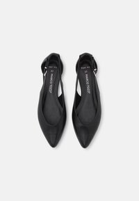 Chaussures plates pour femmes noires à bout pointu avec brides à la cheville, taille 37, de la marque Marco Tozzi, vues de dessus sur fond blanc.
