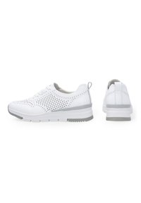 Weiße Sportschuhe mit durchlöchertem Design, leichtem Sohlen, gepolstertem Schaft und kontrastierenden grauen Akzenten an der Sohle und Ferse.